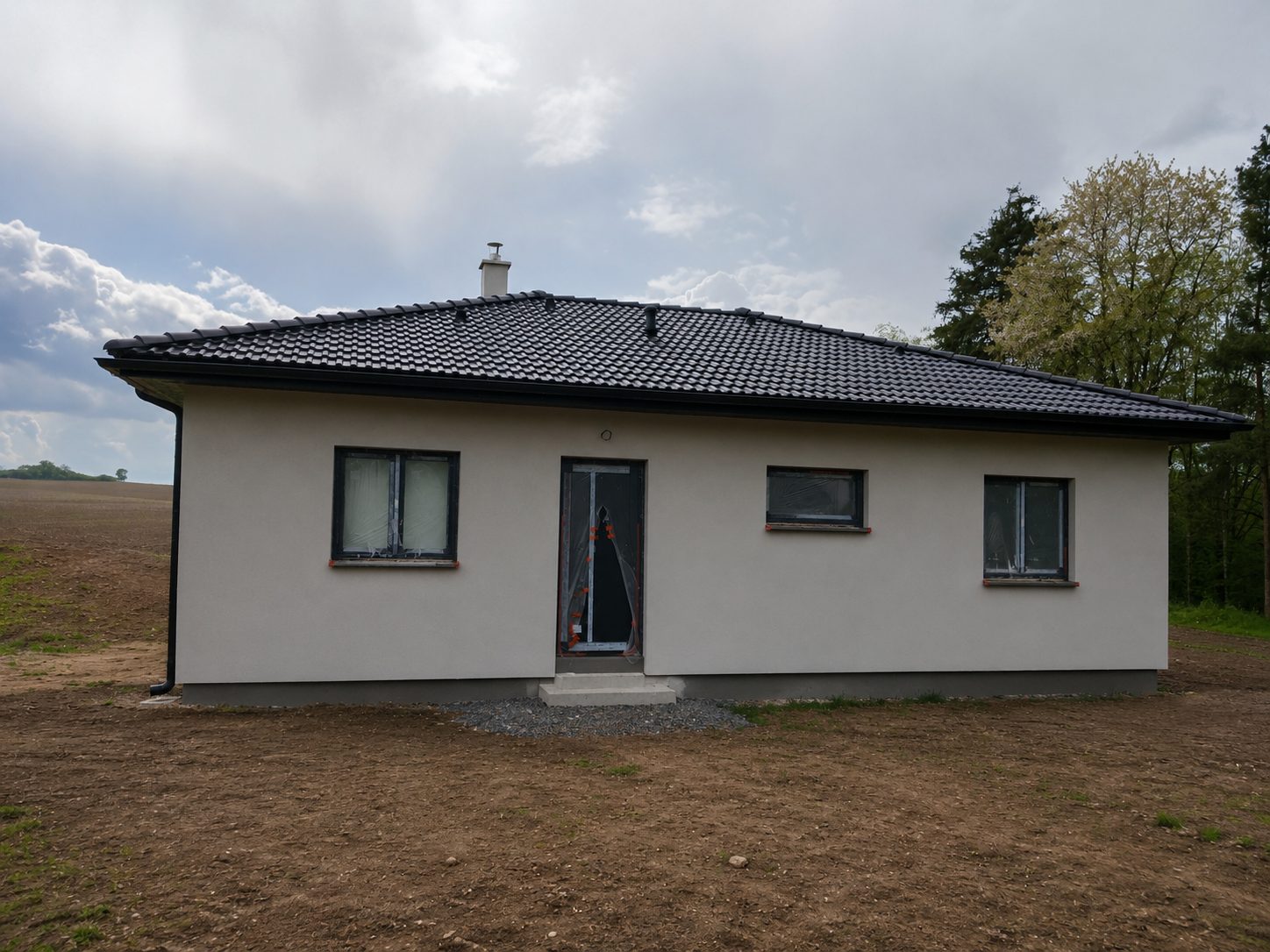 Realizace - přízemní dům se symetrickou fasádou a nízkou valbovou střechou
